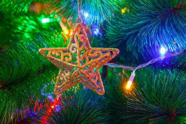 크리스마스 나무 가지에 매달려 장식 크리스마스 장난감. — 스톡 사진