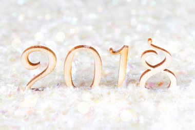 2018 ahşap isimlerinden kar üzerinde. Noel atmosferi. Yeni yıl 2018.
