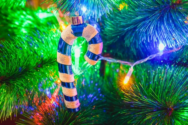 Giocattolo di Natale decorativo appeso ai rami dell'albero di Natale . — Foto Stock