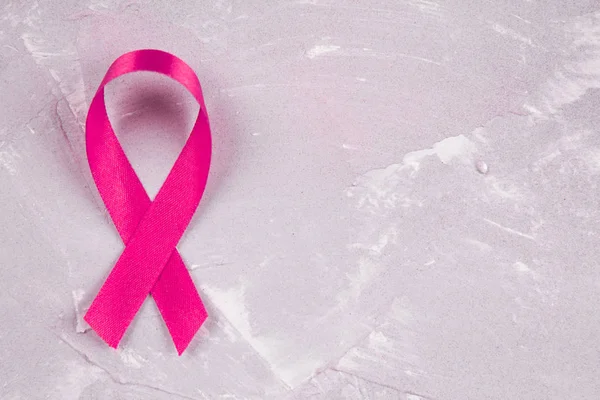 Översiktsbild av bröstcancer band mot rosa bakgrund. — Stockfoto