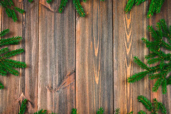 Las ramas de abeto con bayas rojas en una mesa de madera. espacio de copia . —  Fotos de Stock