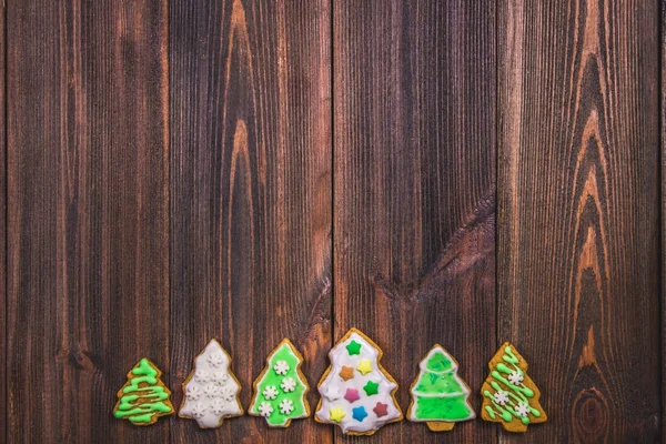 Christmas gingerbread cookies in the shape of Christmas trees on — Stock Photo, Image