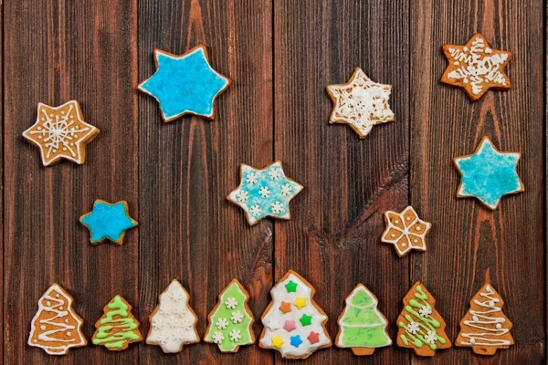 Christmas gingerbread cookies in the shape of Christmas trees on — Stock Photo, Image