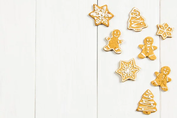 Рождественское пряничное печенье разной формы на белом ву — стоковое фото