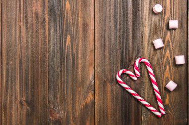 Bir kahverengi ahşap bir kalp şeklinde Noel candy köpekler 