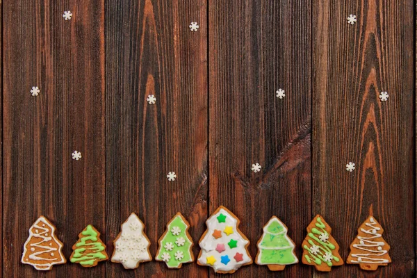 Christmas gingerbread cookies in the shape of Christmas trees on — Stock Photo, Image