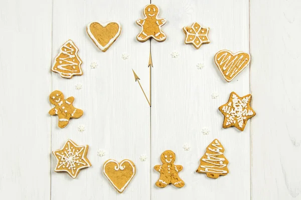 Christmas gingerbread cookies of different shapes on a white woo — Stock Photo, Image