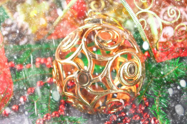 Bola decorativa dourada de Natal cercada por ramos de abeto . — Fotografia de Stock