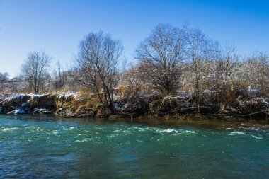 Kış nehirde. Fırtınalı River Rapids. Kış manzarası.