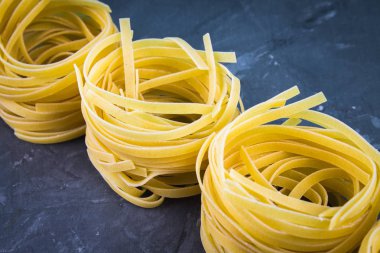 Makarna Tagliatelle yemek için lezzetli taze renkli malzemeler