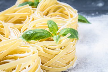 Makarna Tagliatelle yemek için lezzetli taze renkli malzemeler