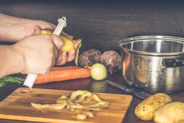 Ukraynalı çorba - hazırlanması borsch. Temizlik ve patates havuç kesim.