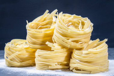 Makarna Tagliatelle yemek için lezzetli taze renkli malzemeler