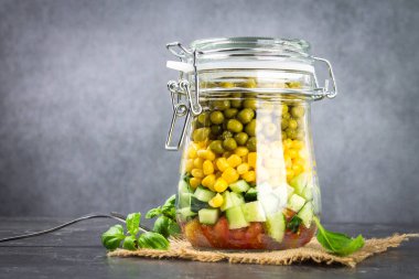 Sağlıklı ev yapımı salata sebze, salatalık, domates, bezelye ve Mısır - sağlıklı diyet, Detoks, saf gıda veya vejetaryen kavramı ile bir kavanoz içinde.