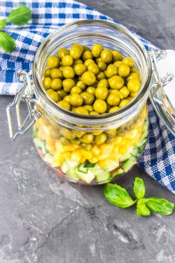 Sağlıklı ev yapımı salata sebze, salatalık, domates, bezelye ve Mısır - sağlıklı diyet, Detoks, saf gıda veya vejetaryen kavramı ile bir kavanoz içinde.