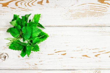 Melissa kadar yüksek detaylı yakın çekim vintage bir beyaz tahta masaya vurdu. seçici odak