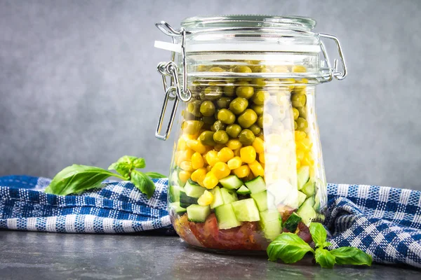 Sağlıklı ev yapımı salata sebze, salatalık, domates, bezelye ve Mısır - sağlıklı diyet, Detoks, saf gıda veya vejetaryen kavramı ile bir kavanoz içinde.
