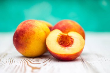 Beyaz bir masada bir sürü taze şeftali.