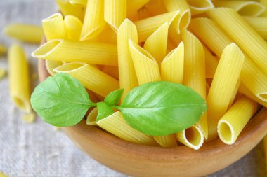 Penne rigate. Makarna tüyleri şeklinde. mostaccioli makarna.