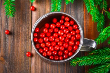 Morse veya Fuska köknar ahşap bir masa dallarda çevrili bir teneke kupa çay.