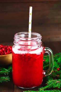 Taze smoothies yabanmersini, böğürtlen ile sulu sağlıklı vitamin içeceği, beslenme ve sağlık kavramı. Ladin ahşap bir masa dallarda.