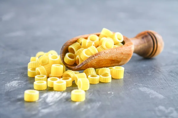 Macarrones Ditalini. Anillos de pasta. Tubettini y dedal. Anellini. . — Foto de Stock