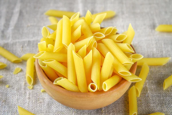 Penne rigate. Maccheroni sotto forma di piume. mostaccioli pasta . — Foto Stock