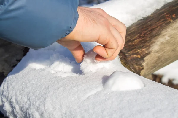 男性的手雕刻的雪小雪球, 将使一个雪人. — 图库照片