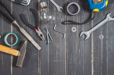 Koyu ahşap bir masa üstünde sanayi alet. Metni için bir yer. Bir konsantrasyon