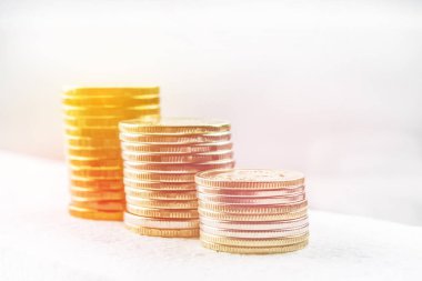 Gri bir arka plan üzerinde Rus sikkelerin Baca'ya wa damlacıkları