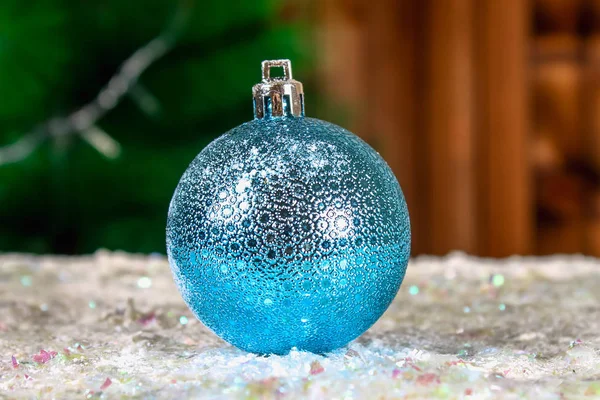 Une balle bleue du Nouvel An dans la neige. Ambiance Noël . — Photo