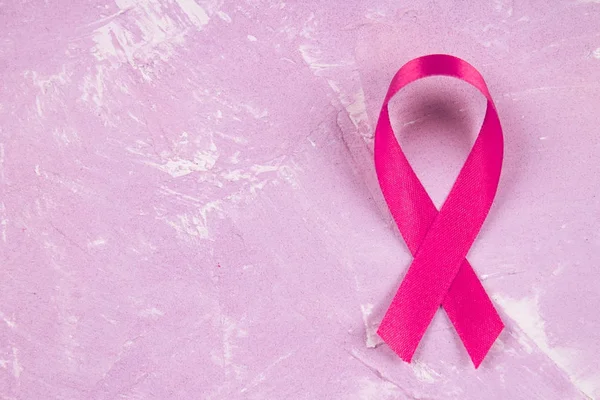 Översiktsbild av bröstcancer band mot rosa bakgrund. — Stockfoto