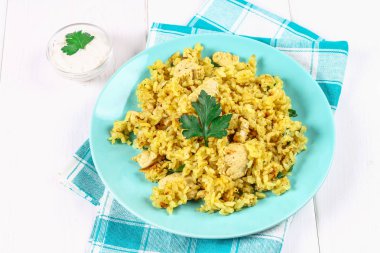 Hint biryani tavuk, yoğurt ve ahşap bir masa üzerinde bir tabak içinde baharatlar ile. Yeni yıl, Yılbaşı yemeği.