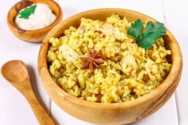 Індійська biryani з курки, Йогурти та спеції в тарілку на дерев'яний стіл. Новий рік, Різдво блюдо. — стокове фото