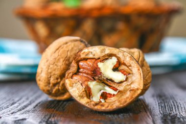 Kabuk ve ceviz kemikler bir kahverengi ahşap tablo.