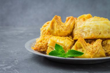 Baklava koyu ahşap arka plan üzerinde Türk geleneksel zevk. Tonlama.