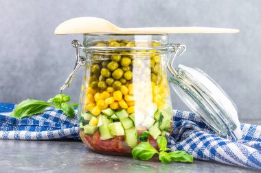 Sağlıklı ev yapımı salata sebze, salatalık, domates, bezelye ve Mısır - sağlıklı diyet, Detoks, saf gıda veya vejetaryen kavramı ile bir kavanoz içinde.