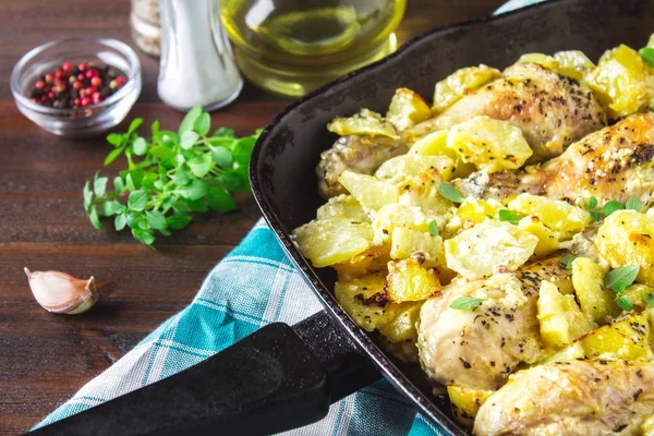 Kimyon ve sarımsak ile patates ile kavrulmuş tavuk budu.