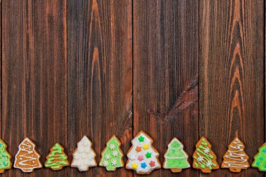 Noel gingerbread çerezleri Noel ağaçları bir kahverengi ahşap tablo şeklinde. Kopya alanı.