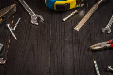 Koyu ahşap bir masa üstünde sanayi alet. Metni için bir yer. Babalar günü için bir kavram.