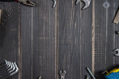 Koyu ahşap bir masa üstünde sanayi alet. Metni için bir yer. Babalar günü için bir kavram.