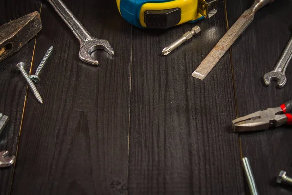 Koyu ahşap bir masa üstünde sanayi alet. Metni için bir yer. Babalar günü için bir kavram.