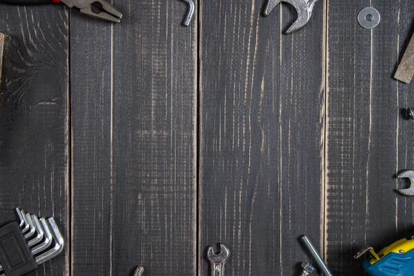 Koyu ahşap bir masa üstünde sanayi alet. Metni için bir yer. Babalar günü için bir kavram.