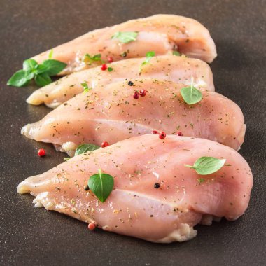 Ham fileto tavuk paslı arka plan üzerinde. Yemek pişirmek için et malzemeler.