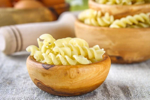 Pastas en forma de hélice o sacacorchos. Macarrones Rotini. Relacionado con fusilli, pero tiene una hélice más apretada, es decir con un tono más pequeño . — Foto de Stock