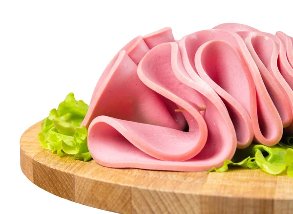 Frühstück Mittagessen türkische Wurst. Scheiben Rindfleisch in Form von Mortadella auf Salat. isoliert auf weißem Hintergrund. — Stockfoto