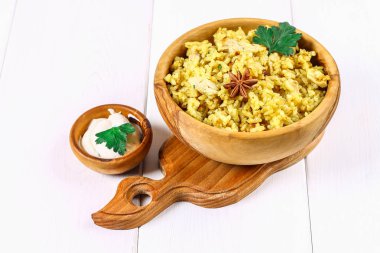 Hint biryani tavuk, yoğurt ve ahşap bir masa üzerinde bir tabak içinde baharatlar ile. Yeni yıl, Yılbaşı yemeği.