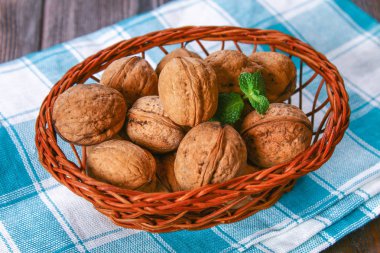 Kabuk ve ceviz kemikler bir kahverengi ahşap tablo.