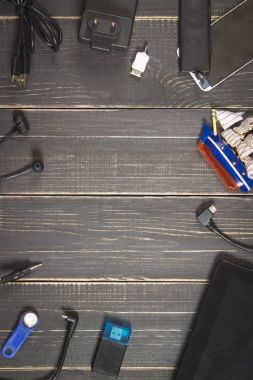 Elektronik cihazlar ve koyu ahşap arka plan öğeleri. PLA