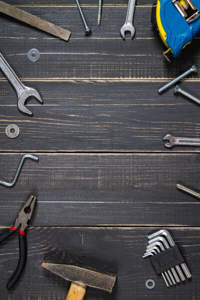 Столярные инструменты на тёмном деревянном столе. Место для сообщения. Conc.
